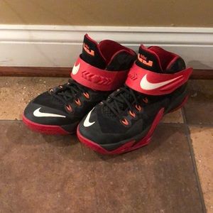 Nike Lebron James Soldier 8 Size 6 Sneaker